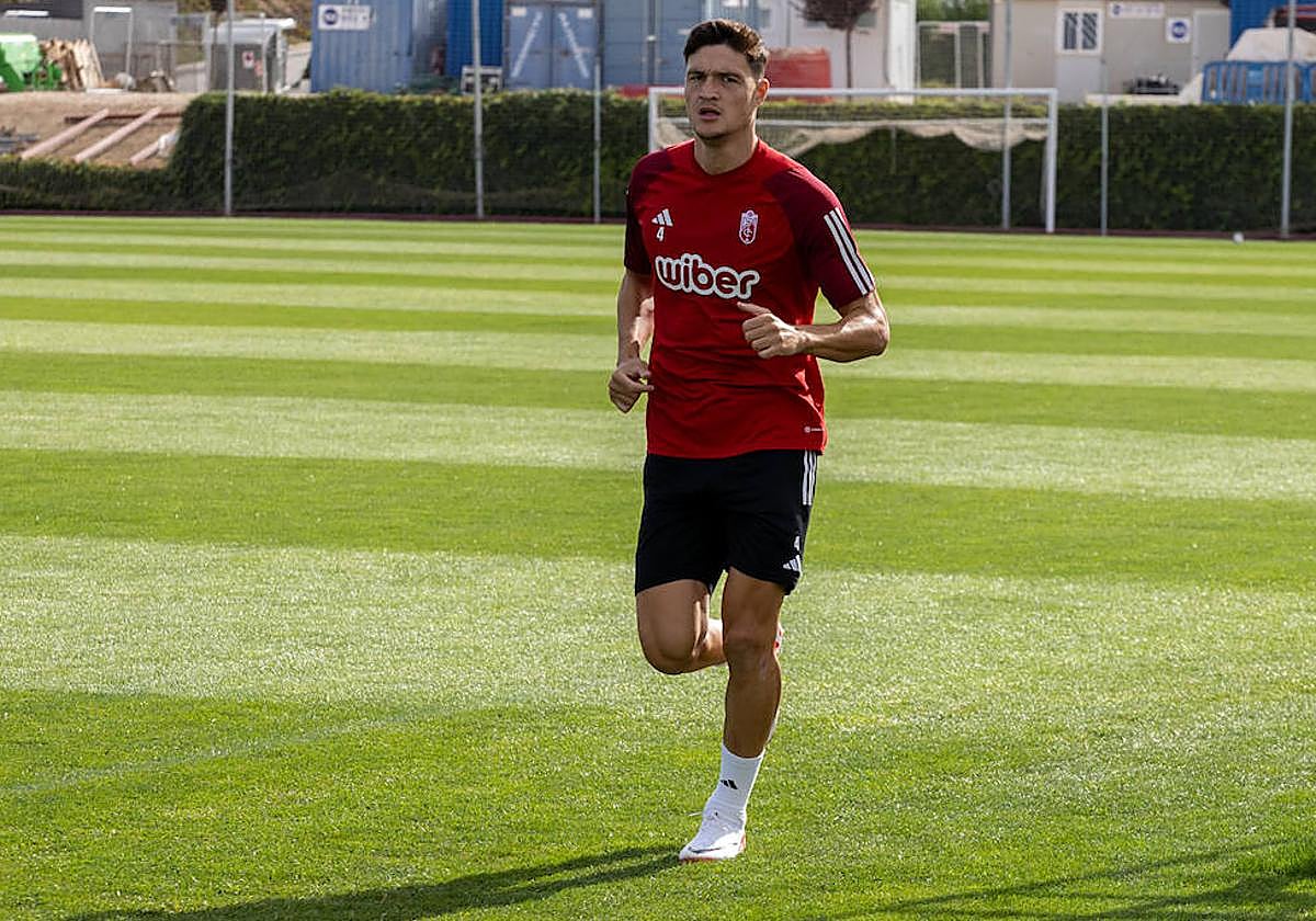 Miguel Rubio, al margen durante un entrenamiento anterior.