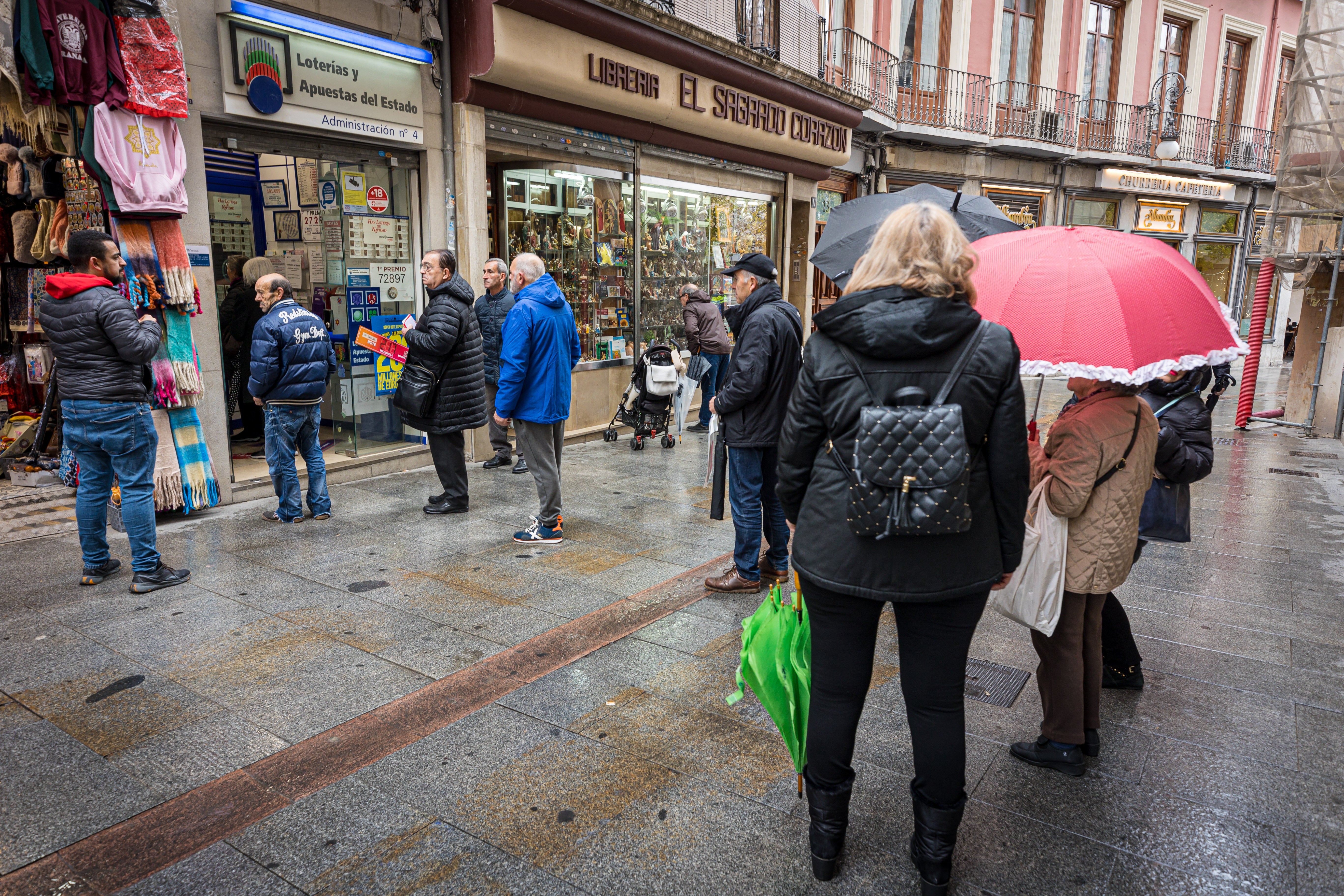 Colas en la calle Príncipe para comprar lotería.