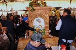 Pórtugos inaugura su 'Fuente del Vino' en su II Fiesta de la Matanza y Encuentro de Música de Cuerda