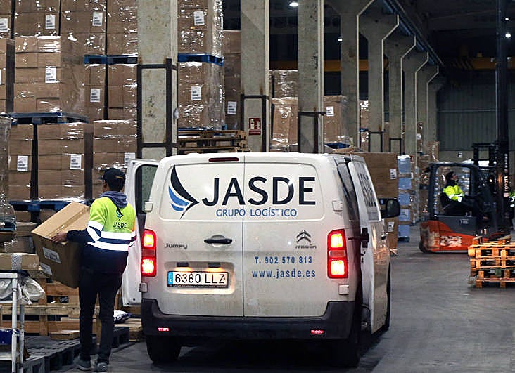 Un repartidor de paquetería durante el Black Friday.