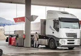 Un transportista reposta combustible en una gasolinera de Granada.