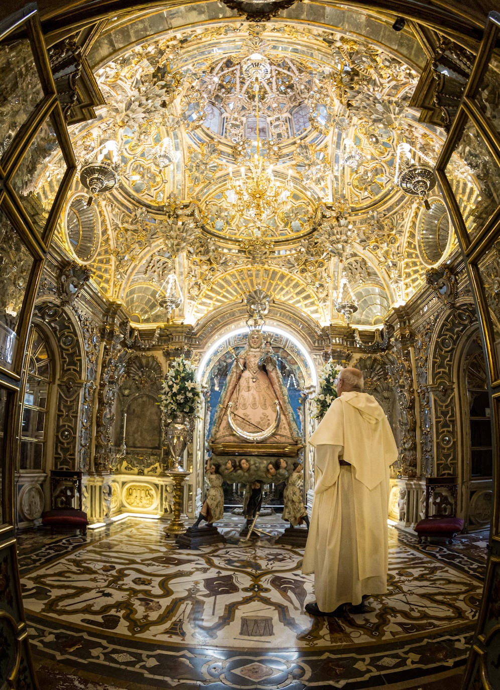 Las imágenes del espectacular camarín de la Virgen del Rosario de Granada