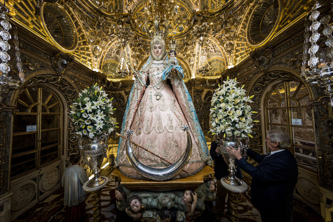 Las imágenes del espectacular camarín de la Virgen del Rosario de Granada
