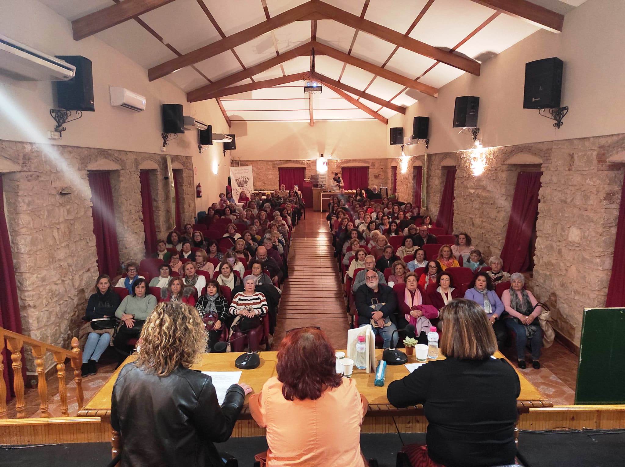 El Centro Socioeconómico de Sorihuela del Guadalimar acogió el Café Literario con Fanny Rubio.