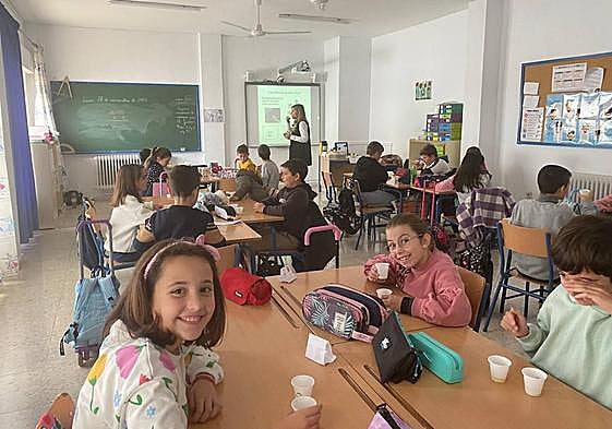 Alumnos de Torredonjimeno hacen una cata de aceite de oliva.