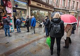 Colas en la calle Príncipe para comprar lotería.