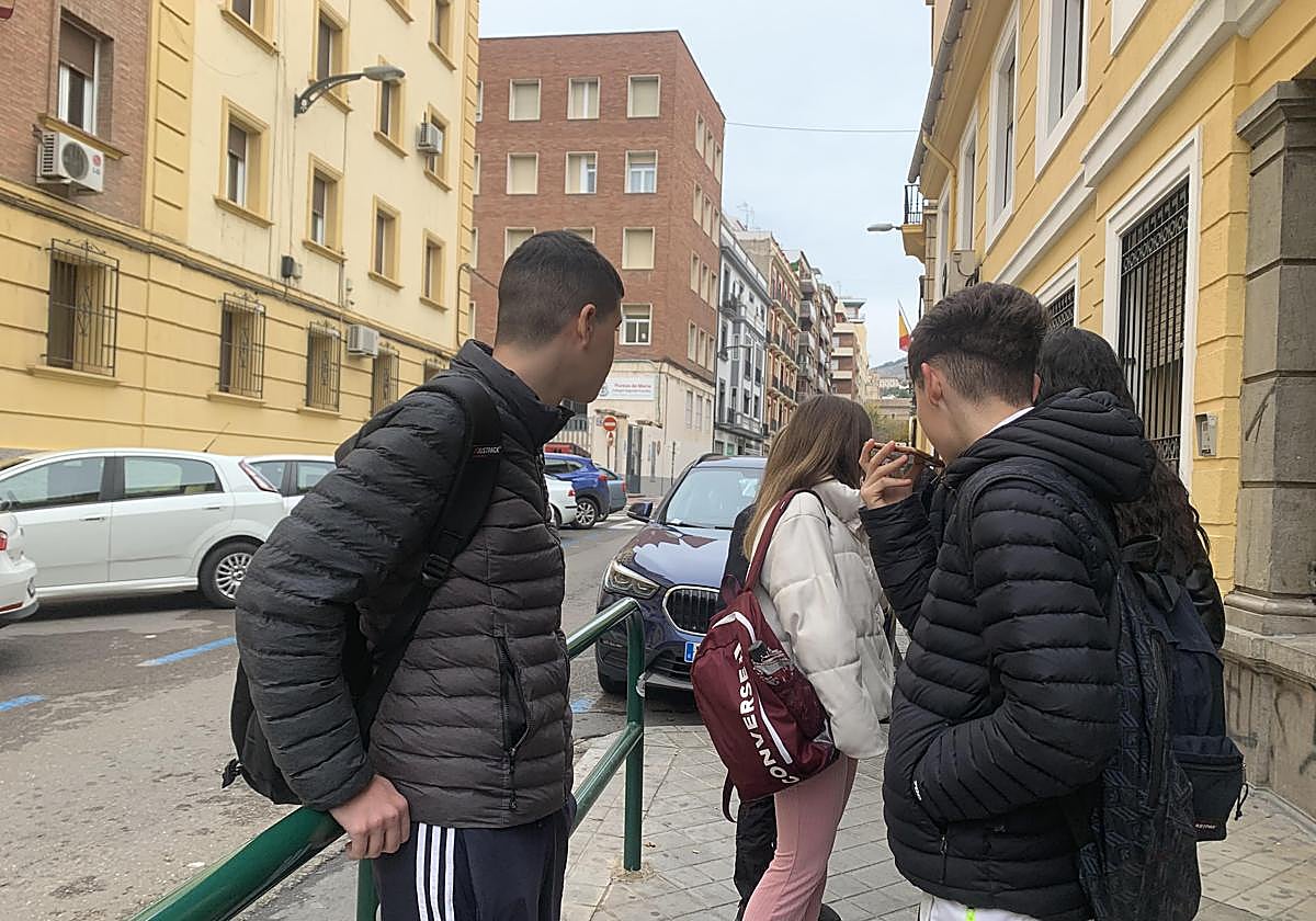 Alumnos del Ganivet, a las puertas del instituto.