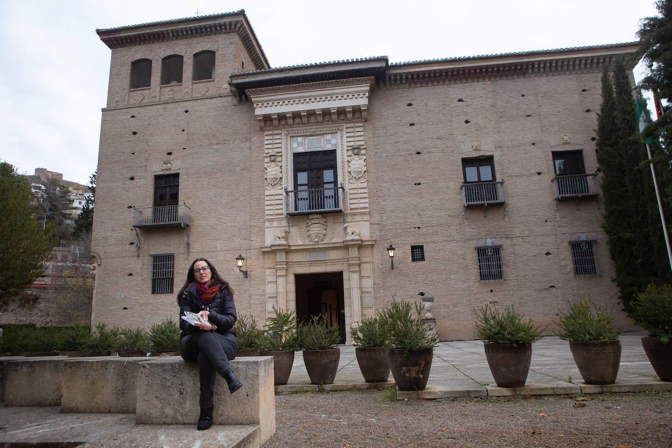 Encarna Hernández López posa con su libro ante el Palacio de los Córdova, construido por Francisca Fernández de Córdova.