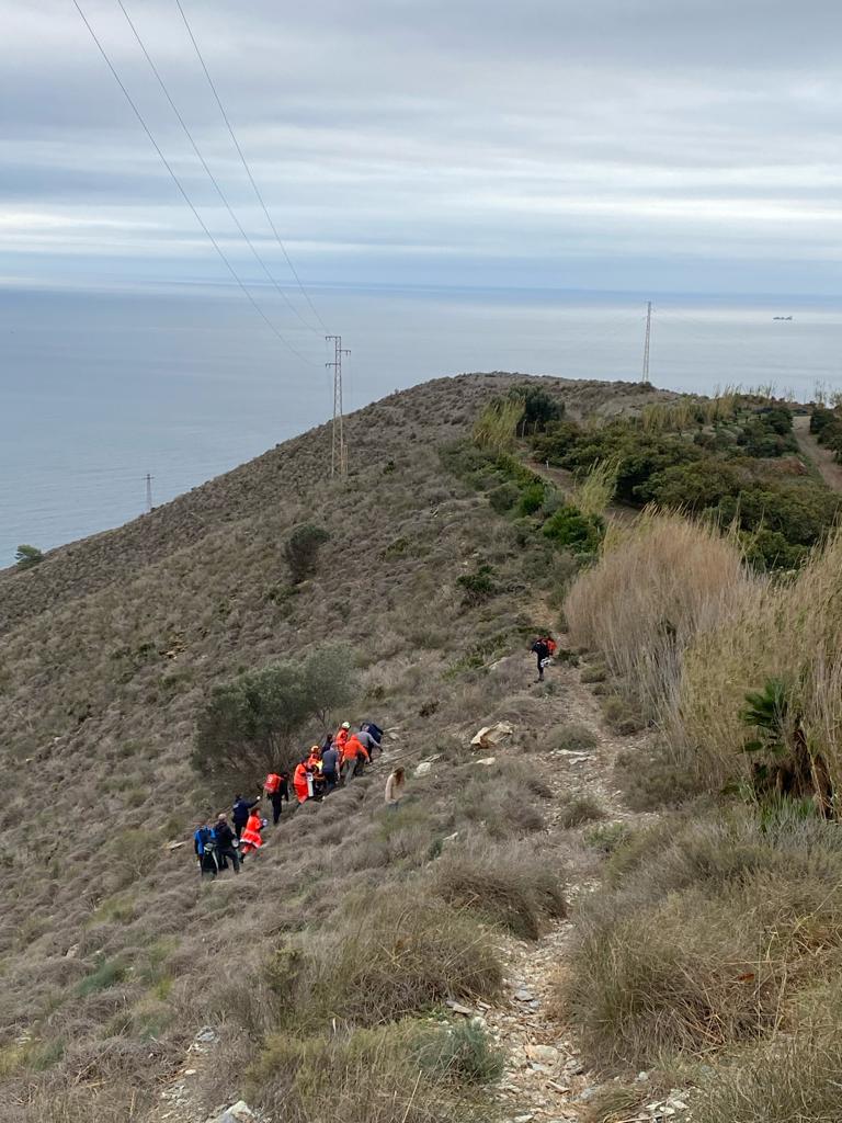 Momento del rescate del parapentista.