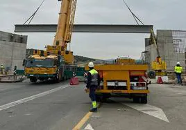 Colocación de vigas sobre la A-311, en el cruce con la A-305 hacia Arjona.