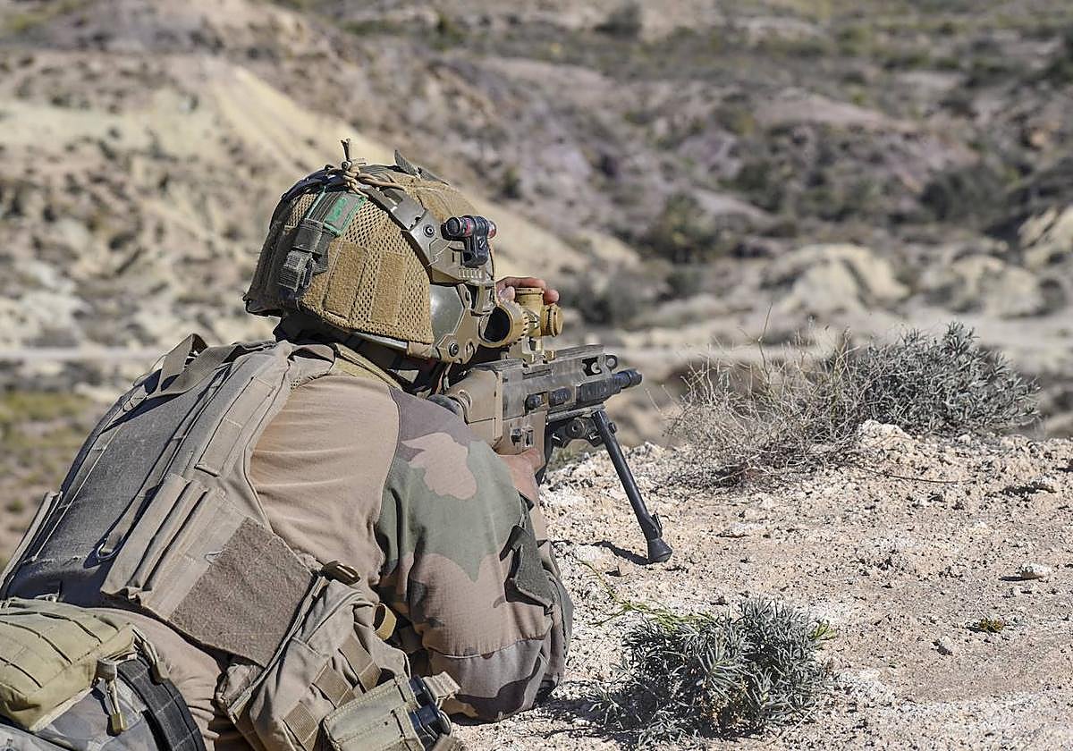 Uno de los efectivos, en plena maniobra.