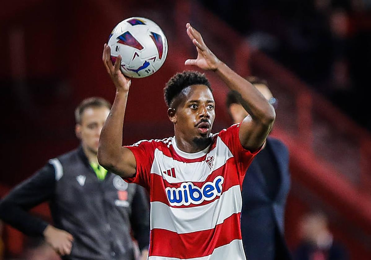 Manafá saca de banda en el partido contra el Getafe.