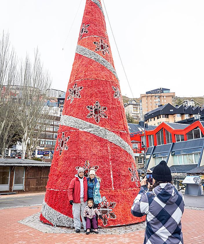 Imagen secundaria 2 - Aída, Luis y su familia; padre e hijo esquiando; y el árbol de Pradollano. 