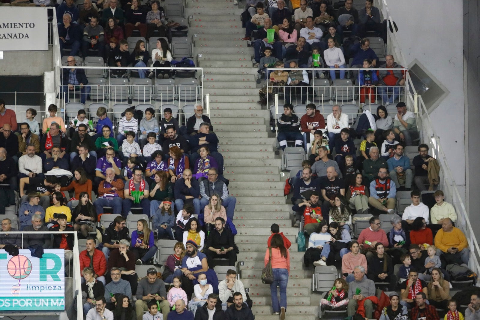 Encuéntrate en la grada del Covirán Granada - Palencia