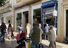 Colas en la administración de San Nicolás para adquirir un décimo.