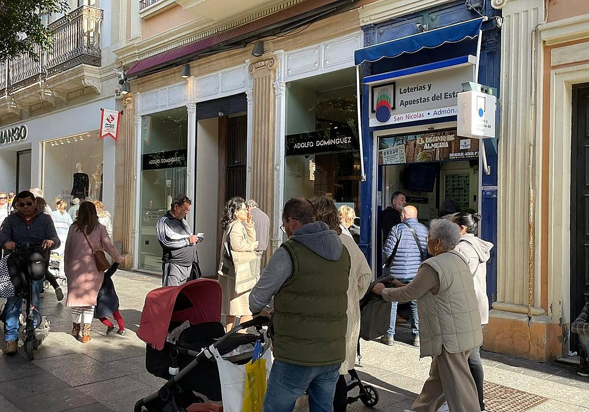 Colas en la administración de San Nicolás para adquirir un décimo.