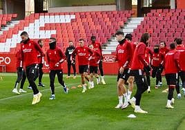 El equipo, durante el calentamiento.