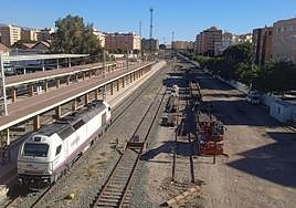 Esta imagen, con un tren sobre las actuales vías de ferrocarril en la estación de Almería, tiene los días contados.