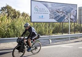 Un cartel anuncia ya la tramitación de la marina deportiva.