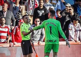 Unai Simón explica la situación vivida en Los Cármenes a un linier.