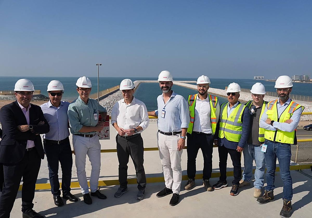 Juanma Moreno visitó la planta desalinizadora Naqa'a en Emiratos Árabes Unidos.