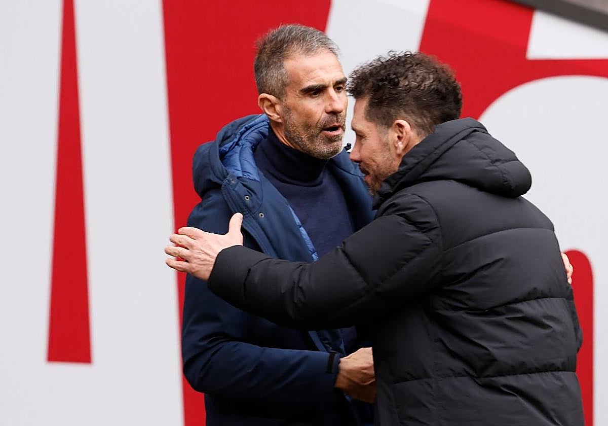 Gaizka Garitano y Diego Pablo Simeone se saludan antes de iniciarse el partido.