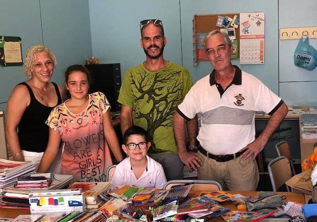 Heriberto, en el centro de la imagen, tras participar en una recogida de material escolar para la FAPA Gabriel Miró de la Vega Baja de Granada.