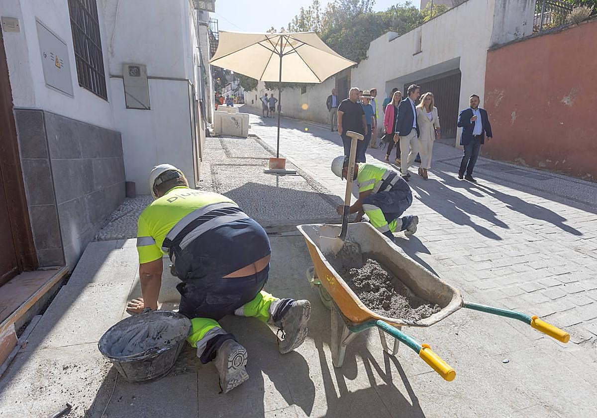 Obras en la cuesta de Alhacaba, una de las financiadas con fondos Edusi.