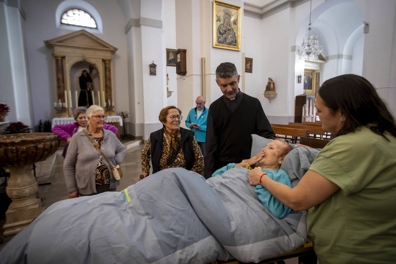 Imagen secundaria 1 - Josefa vuelve a casa en Vélez y cumple su última voluntad