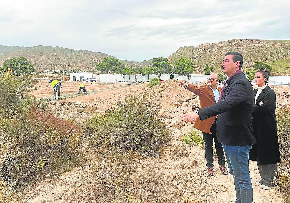 El alcalde y los concejales, durante su vista a las obras.