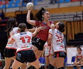 Las almerienses Domene y Cara defienden un remate de una rival en área propia.