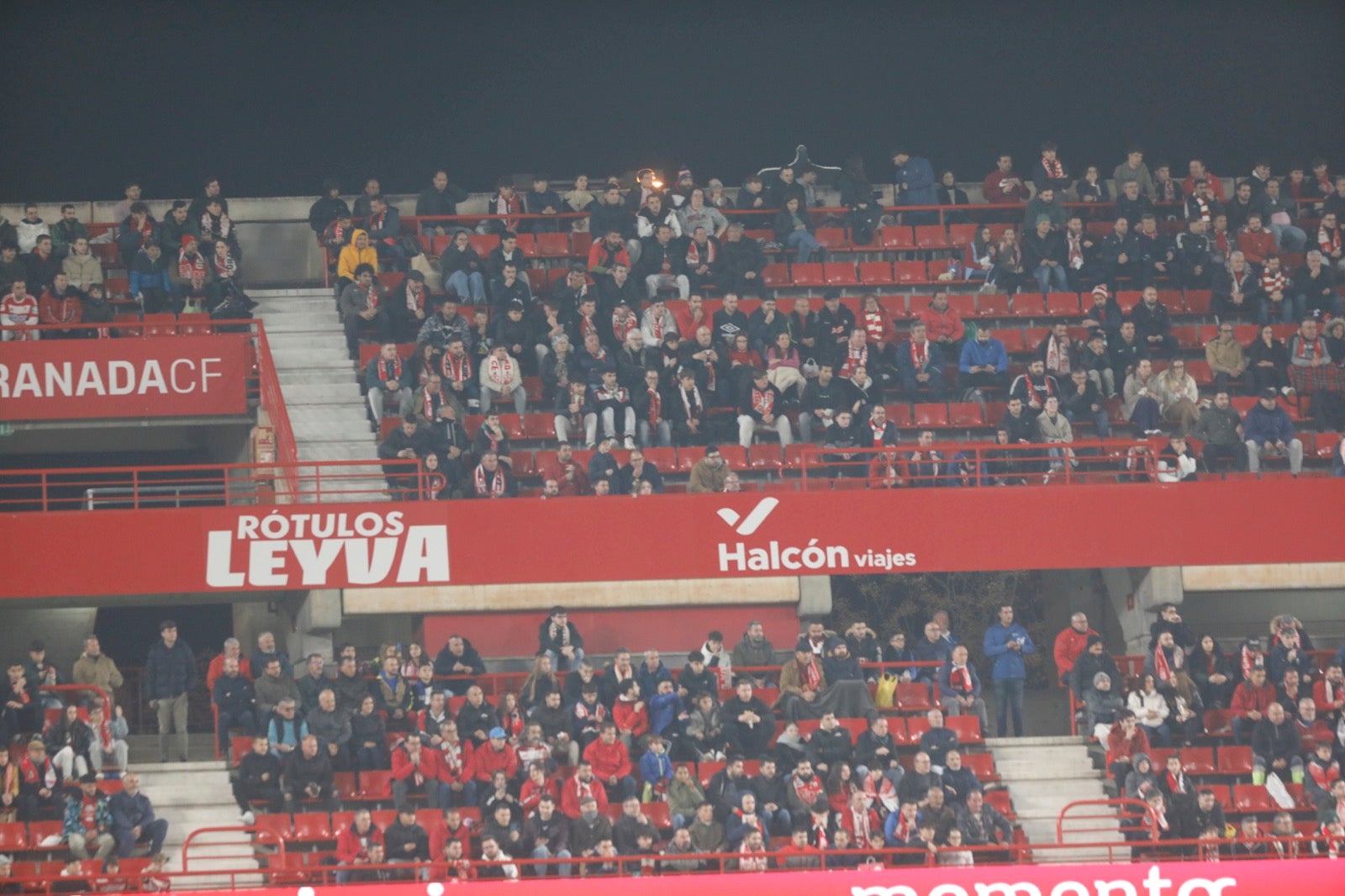 Encuéntrate en la grada en el Granada-Athletic