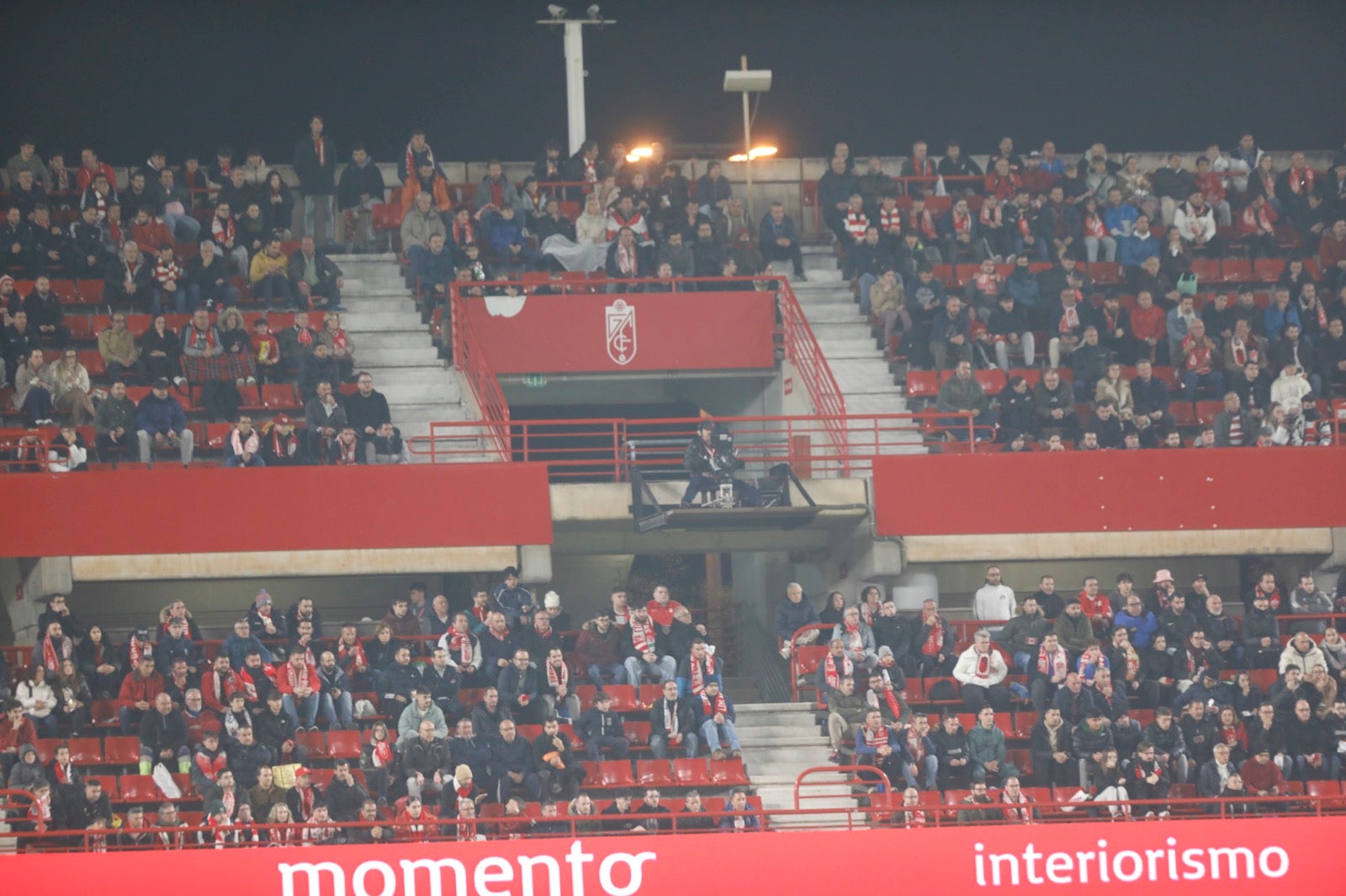 Encuéntrate en la grada en el Granada-Athletic