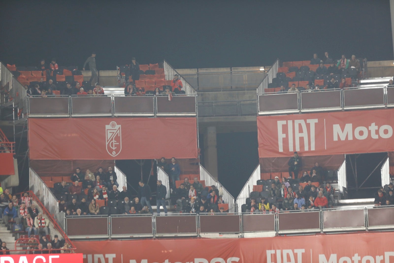 Encuéntrate en la grada en el Granada-Athletic