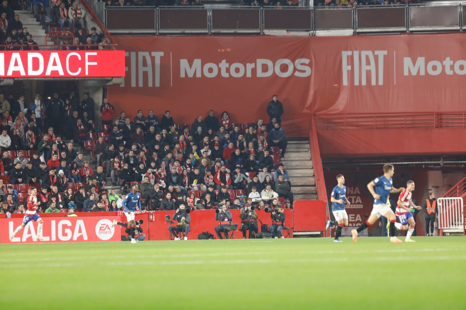 Encuéntrate en la grada en el Granada-Athletic