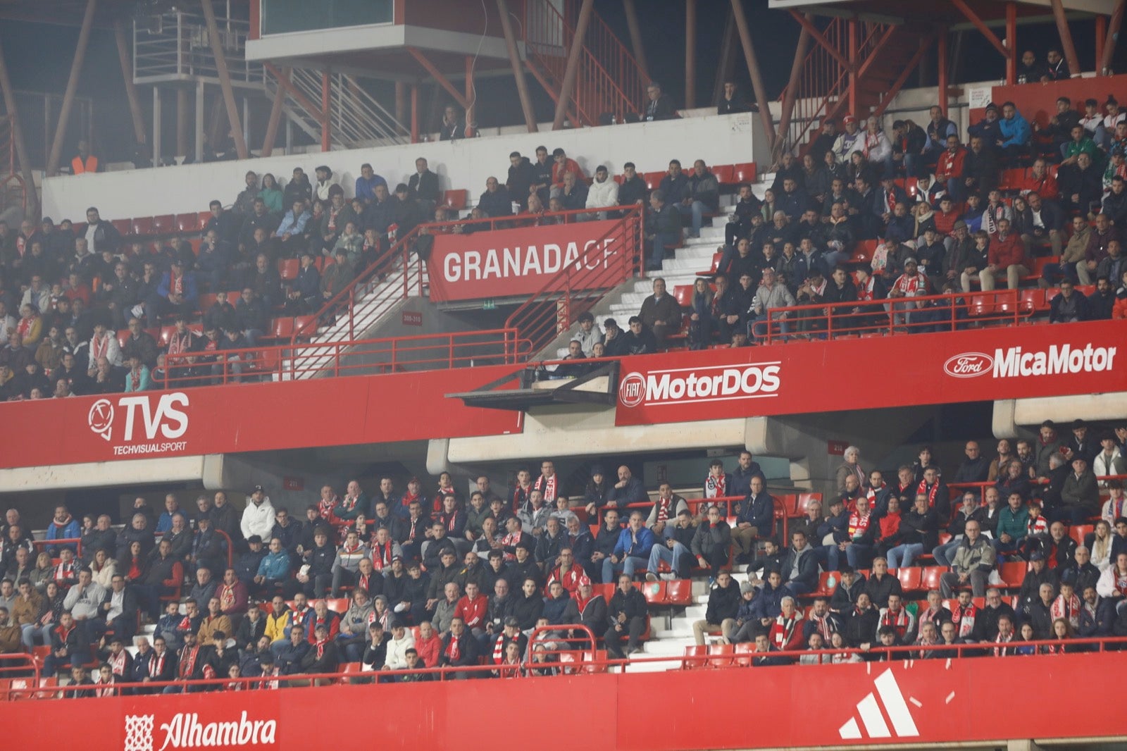 Encuéntrate en la grada en el Granada-Athletic