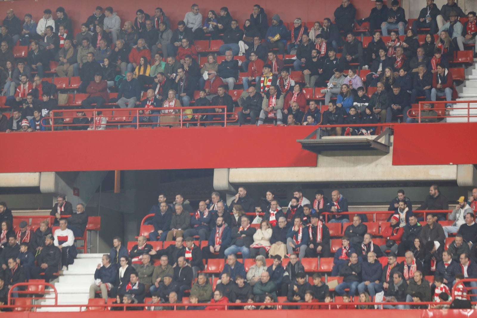 Encuéntrate en la grada en el Granada-Athletic