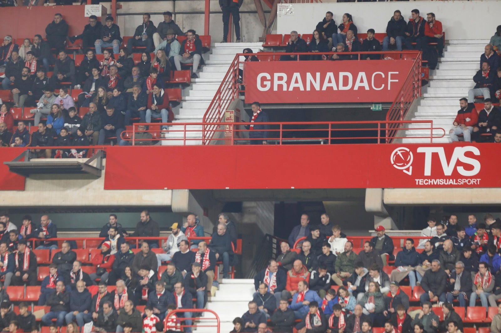 Encuéntrate en la grada en el Granada-Athletic
