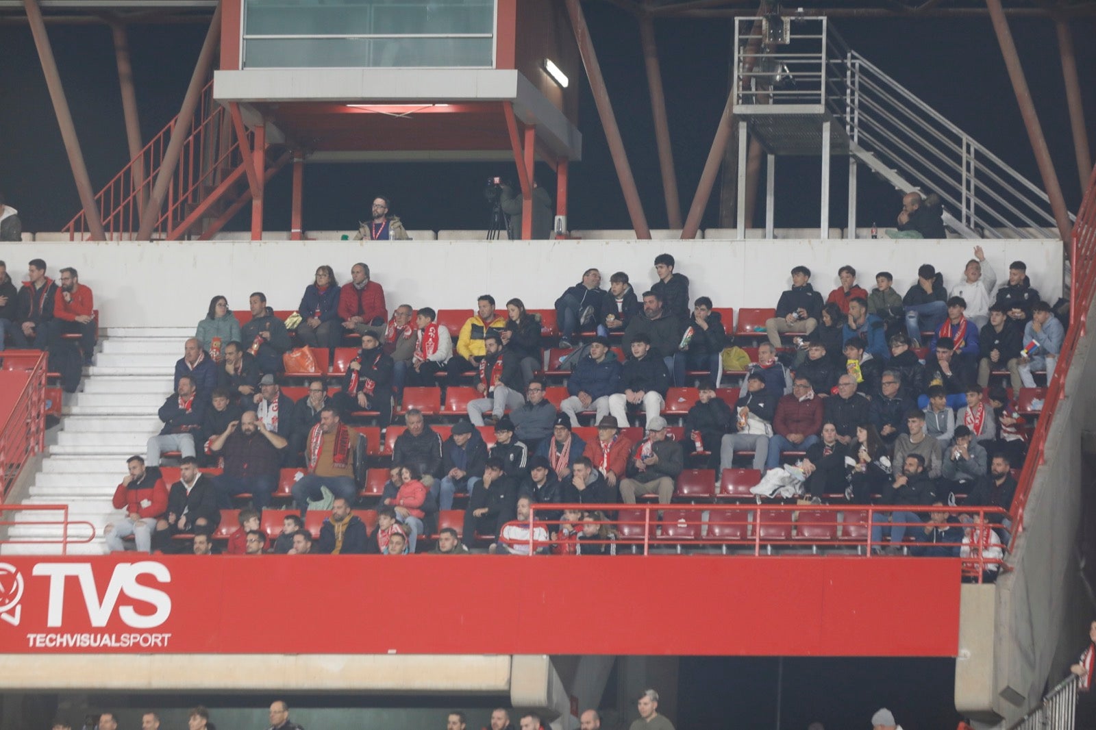 Encuéntrate en la grada en el Granada-Athletic