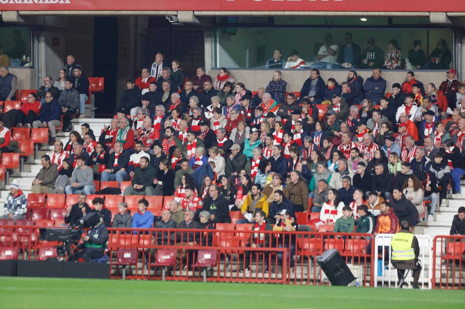 Encuéntrate en la grada en el Granada-Athletic