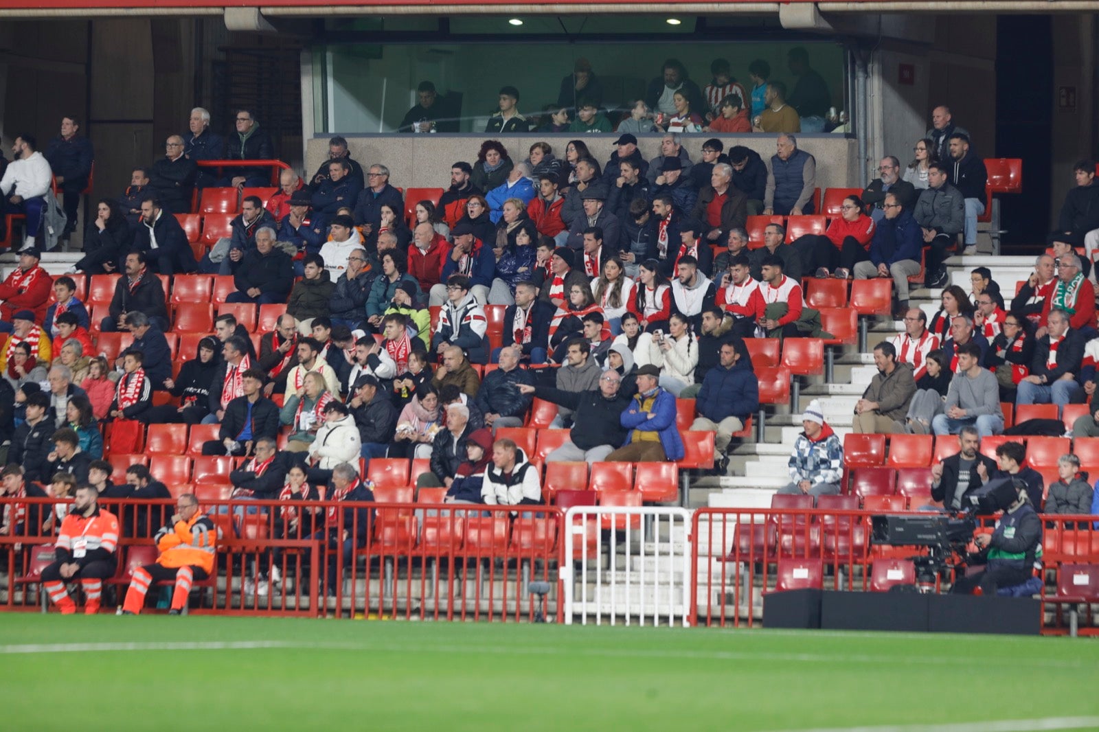 Encuéntrate en la grada en el Granada-Athletic