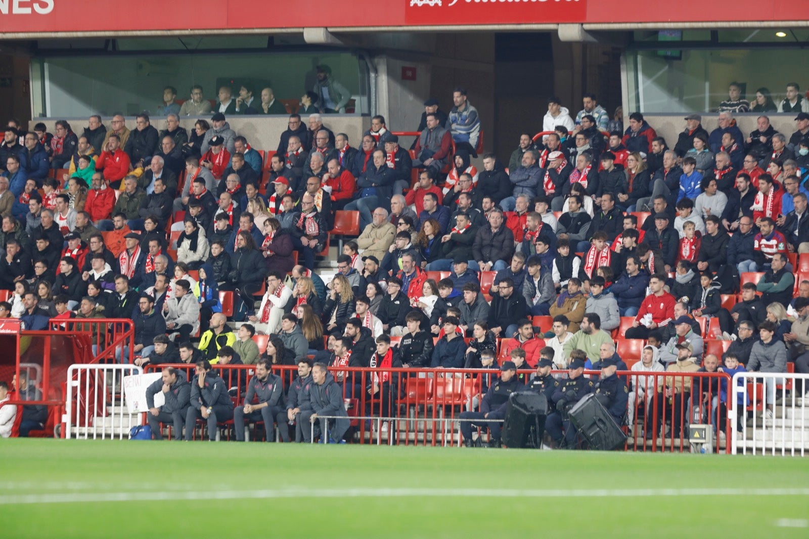 Encuéntrate en la grada en el Granada-Athletic