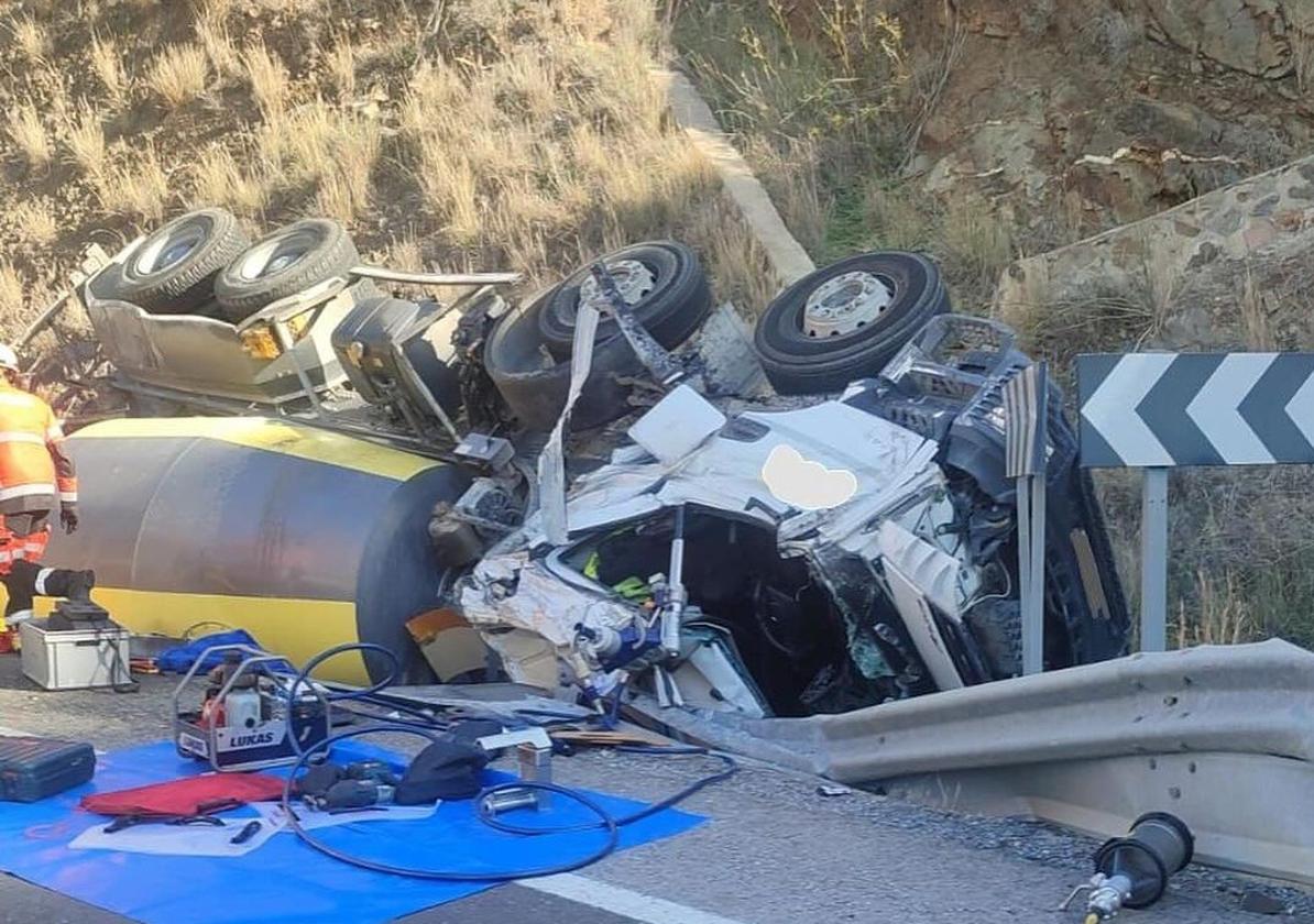 Vuelca con un camión hormigonera y queda atrapado en Almuñécar .