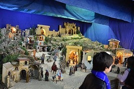 Los cofrades de Granada montan sus belenes