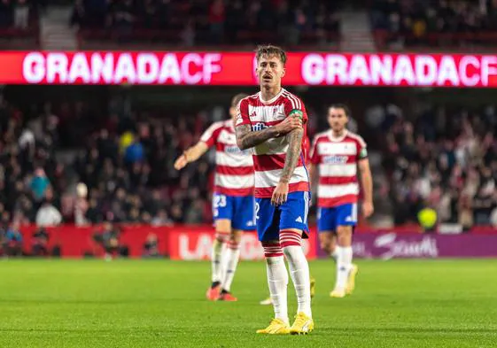 Ricard Sánchez se lleva la mano al brazalete negro en homenaje a Antonio tras el gol del empate del Granada contra el Athletic.