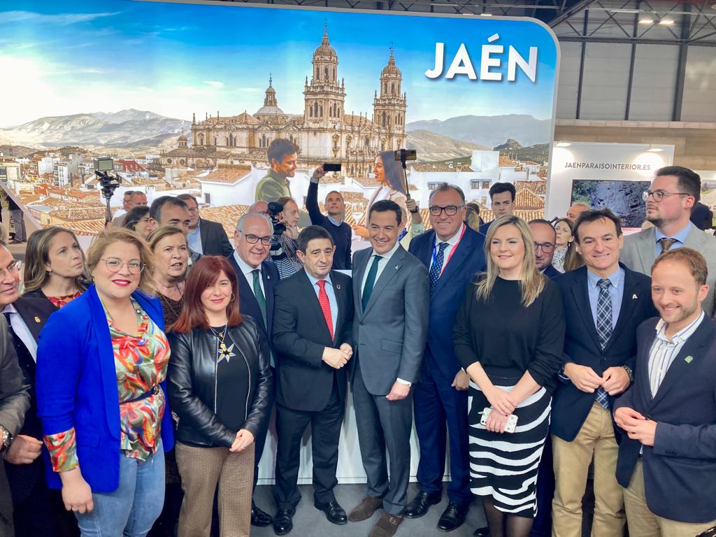 Última edición de Fitur con politicos jienenses junto al presidente de la Junta de Andalucía.