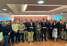 Los presidentes de la CEJ y la Diputación (centro), reunidos con empresarios para el Cetedex.