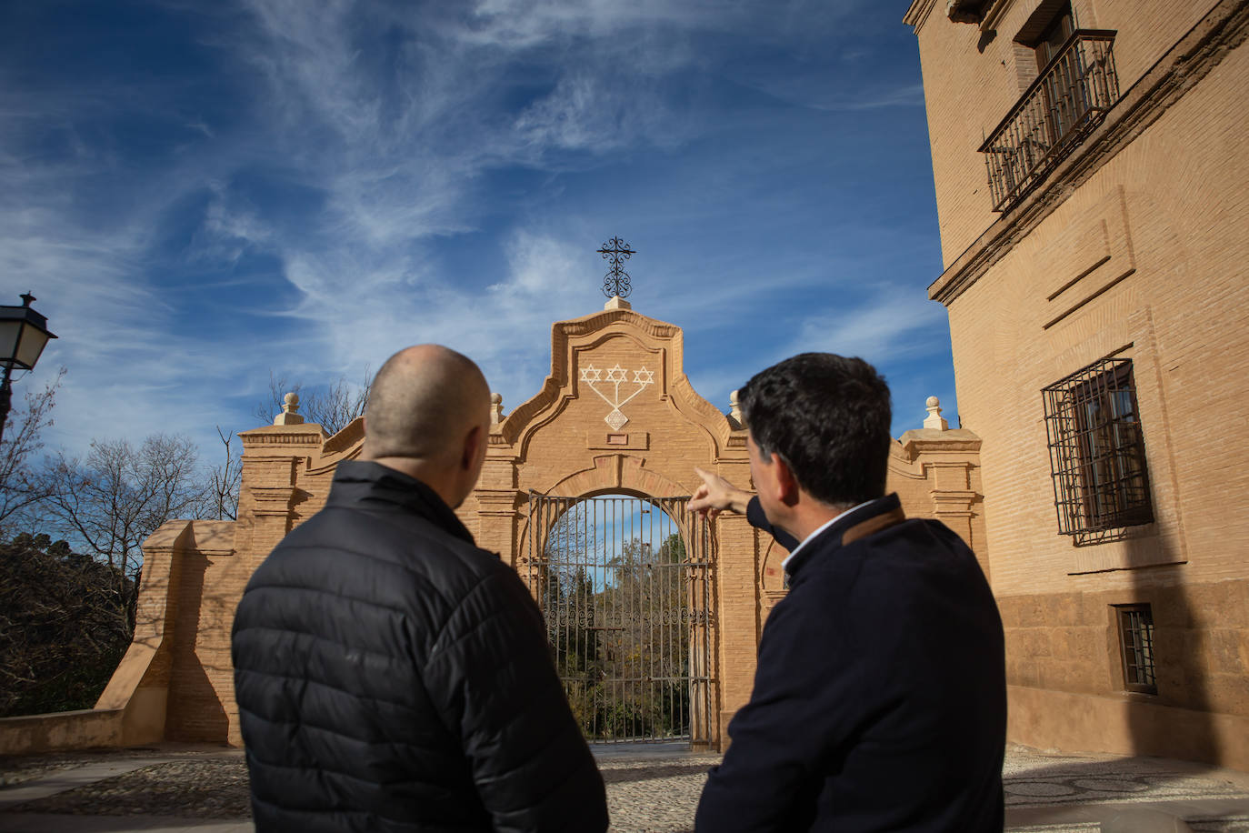 La rehabilitación de la puerta monumental de la Abadía ha sacado a la luz su auténtica fecha de construcción.