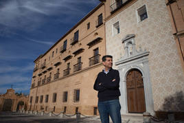El arquitecto Antonio Martín, delante de la fachada restaurada de la Abadía del Sacromonte.