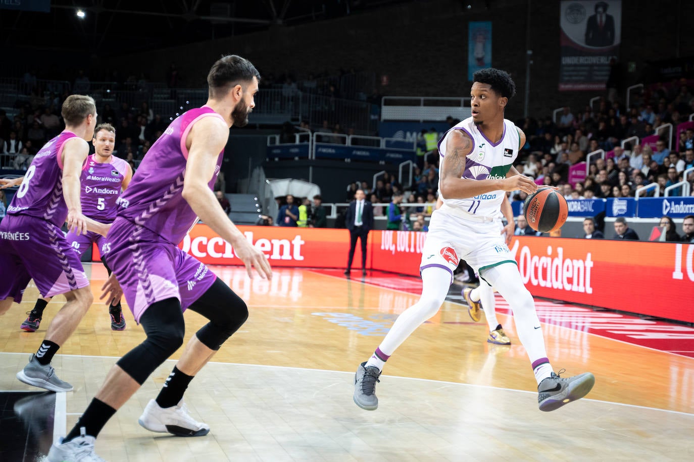 Tyson Carter busca a un compañero para el pase en el último partido del Unicaja, en la pista andorrana del Morabanc.